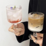Vaso Copa De Vidrio Con Pie A Rayas Transparente - Imagen 3