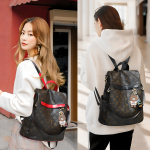 Bolso Mochila Antirrobo Gran Capacidad En Pu Estampado Color Negro - Imagen 4