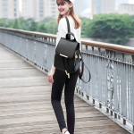 Mochila Cartera Urbana Minimalista Con Tapa En Cuerina Diseño De La Tela Negro - Imagen 5
