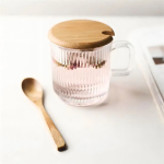 Taza Mango De Vidrio Con Tapa Bambo Diseño Elegante Té Café Color Transparente Rayas Verticales Bambo - Imagen 5